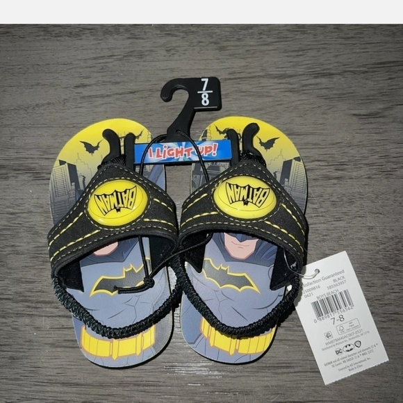 DC Comics Batman Boys License Light Up Batman Logo Flip Flop Kid Sandal Size 7 8 - Picture 3 of 4